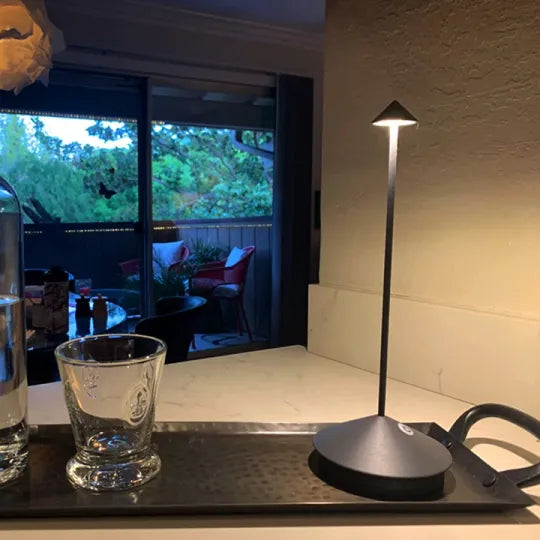Minimalistisk LED Bordlampe – Vandtæt og Dæmpbar | PureGlow