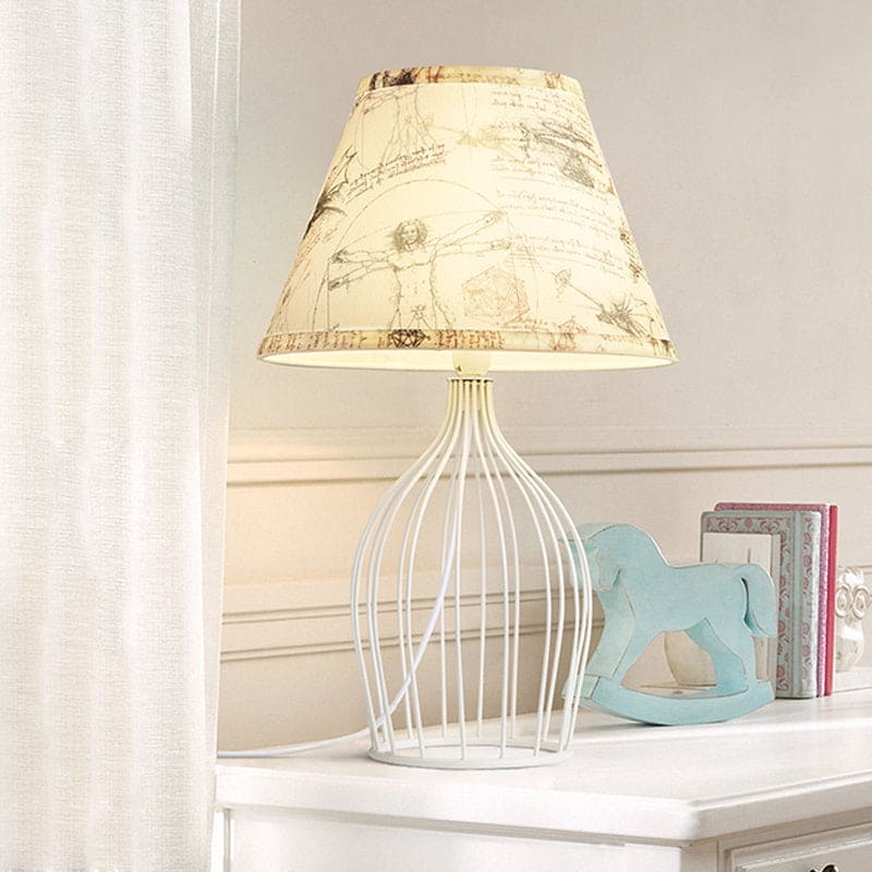 Traditionel Kegleformet Bordlampe med Trådkurvsfod | WireCage
