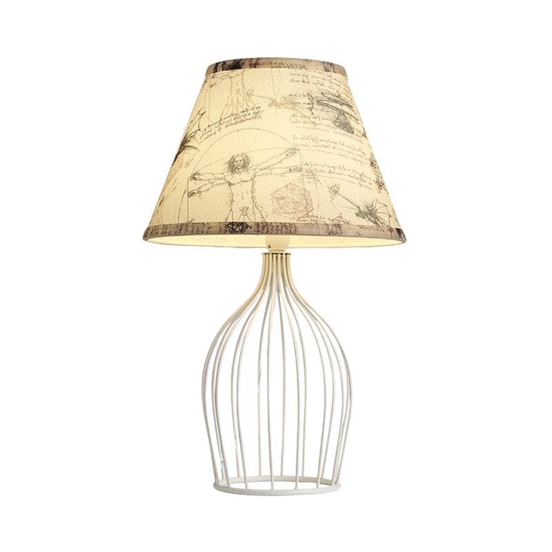Traditionel Kegleformet Bordlampe med Trådkurvsfod | WireCage
