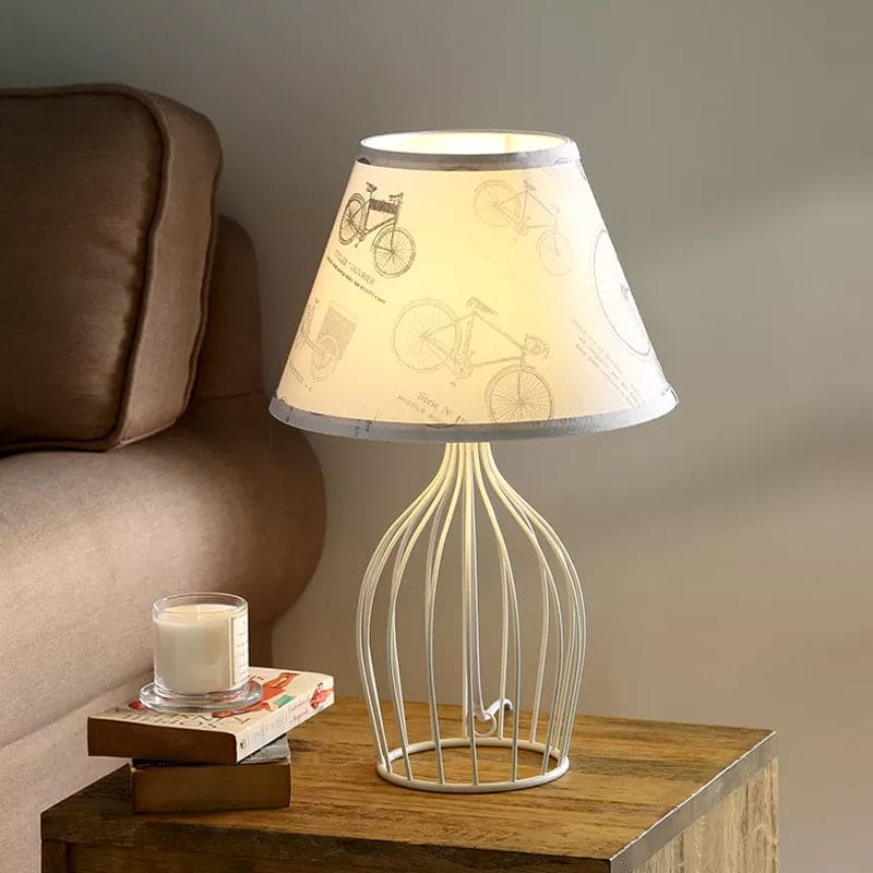 Traditionel Kegleformet Bordlampe med Trådkurvsfod | WireCage