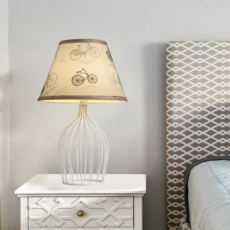 Traditionel Kegleformet Bordlampe med Trådkurvsfod | WireCage
