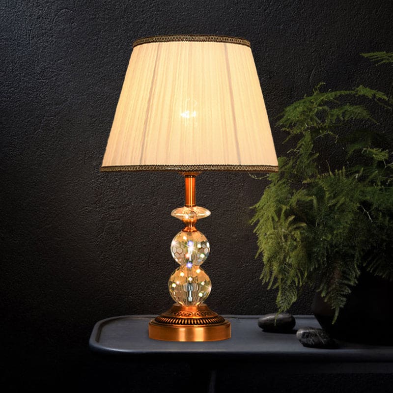 Bordlampe med Taperet Form og Facetslebne Krystalkugler | CrystalGlow