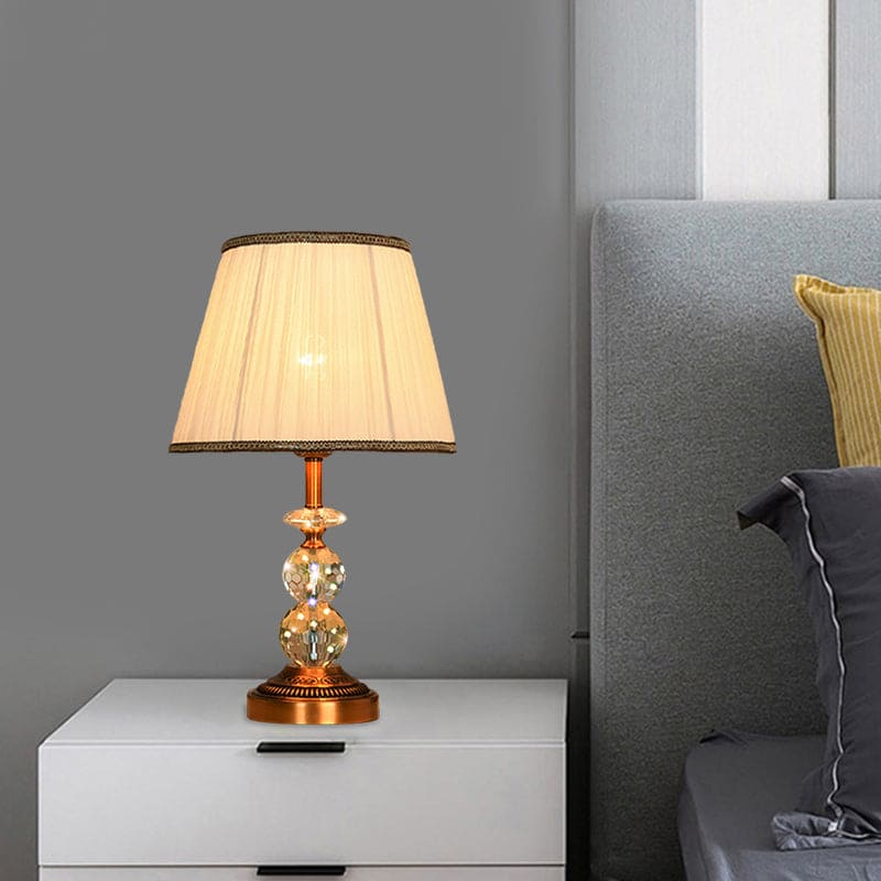 Bordlampe med Taperet Form og Facetslebne Krystalkugler | CrystalGlow