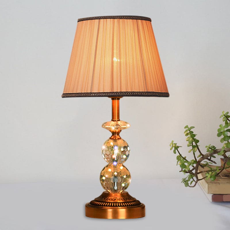 Bordlampe med Taperet Form og Facetslebne Krystalkugler | CrystalGlow