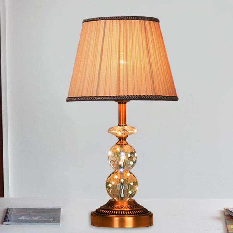Bordlampe med Taperet Form og Facetslebne Krystalkugler | CrystalGlow