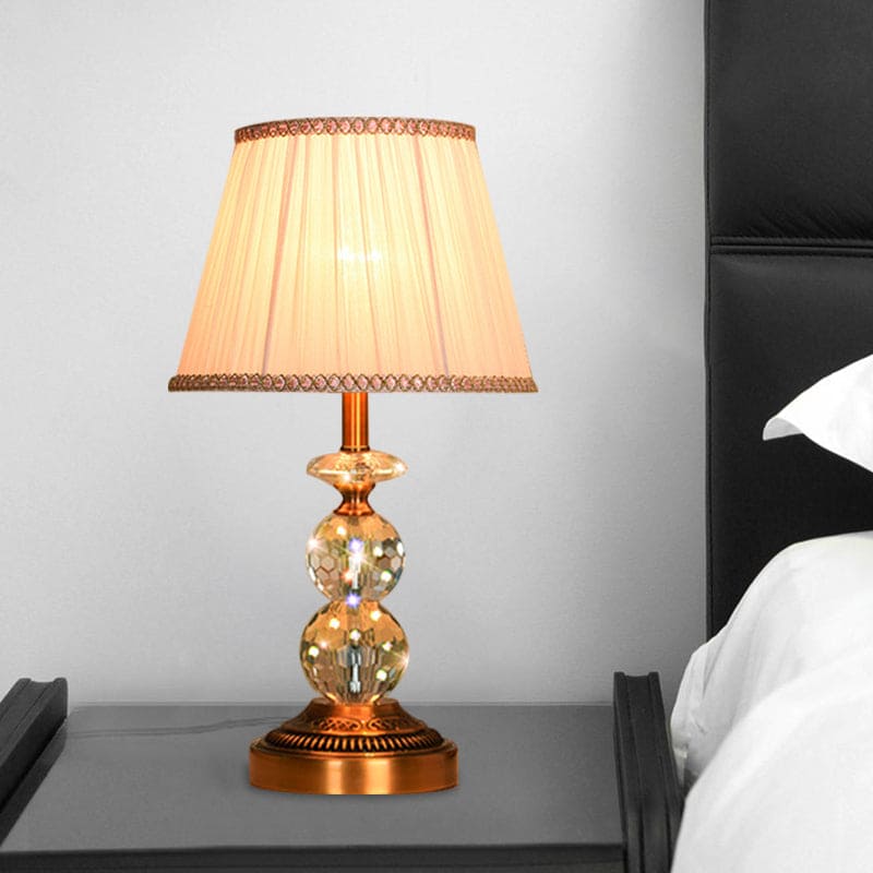 Bordlampe med Taperet Form og Facetslebne Krystalkugler | CrystalGlow