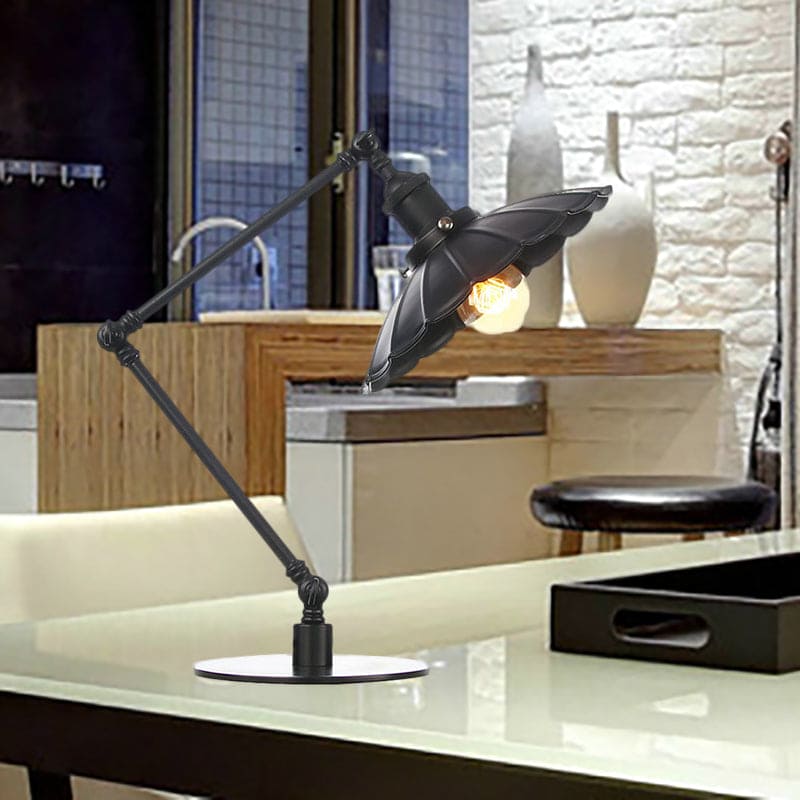 Justerbar Vintage Lampe med Skulpteret Metalkuppel | SculptedVintage
