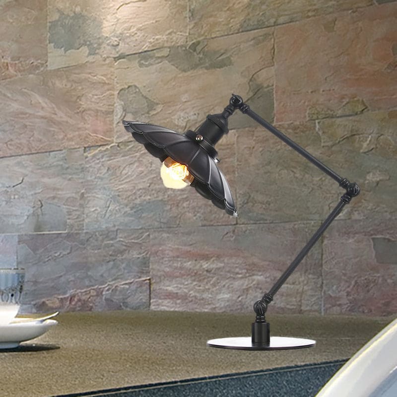Justerbar Vintage Lampe med Skulpteret Metalkuppel | SculptedVintage
