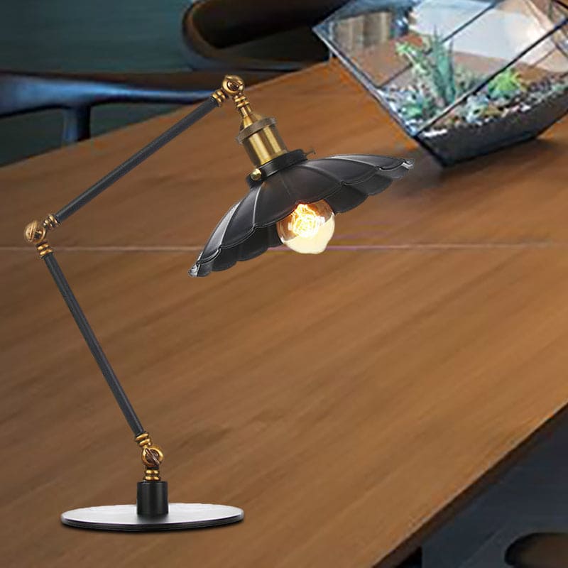 Justerbar Vintage Lampe med Skulpteret Metalkuppel | SculptedVintage