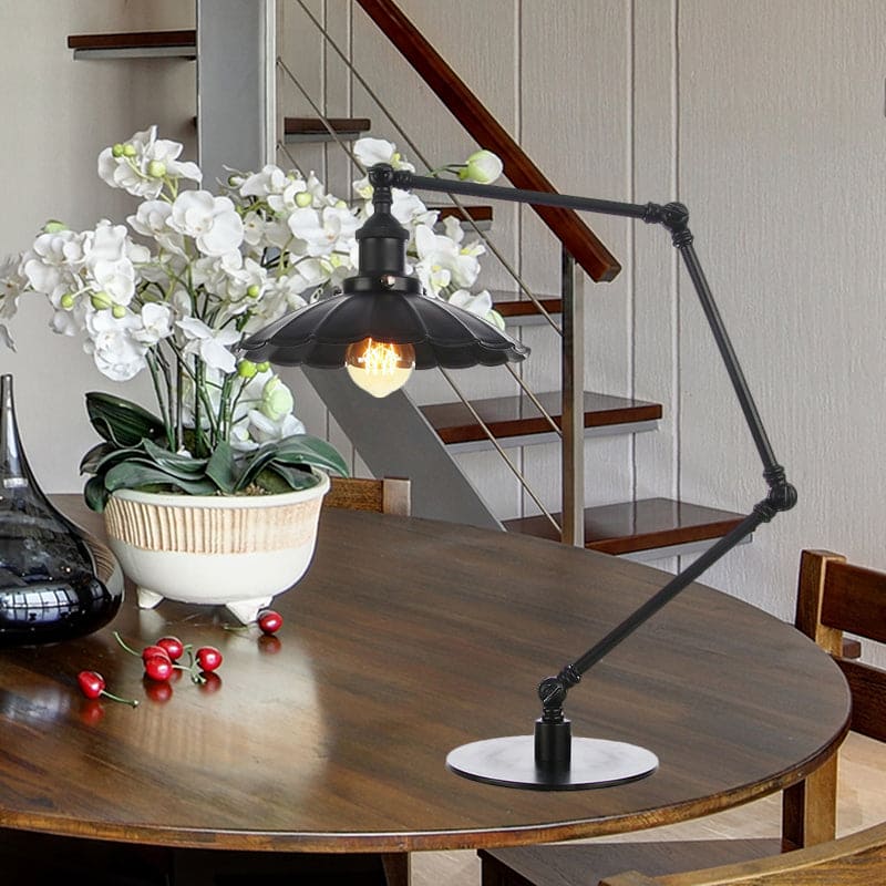 Justerbar Vintage Lampe med Skulpteret Metalkuppel | SculptedVintage