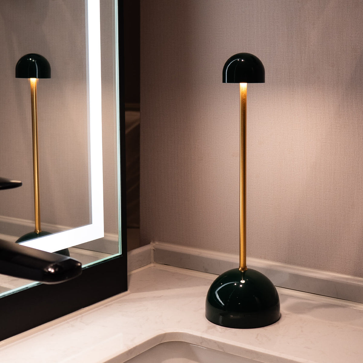 Trådløs LED Bordlampe – Moderne Design og Frihed | LuminaFlex