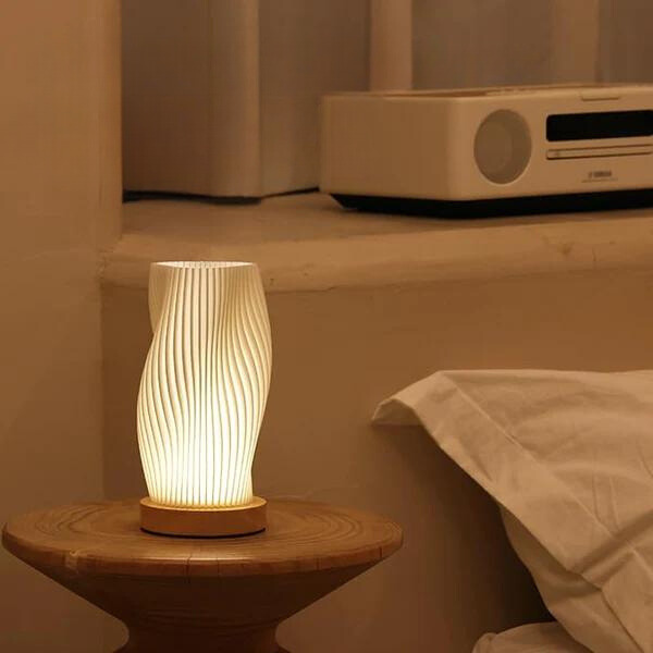 USB-Drevet & Elegant Bølge-Design Bordlampe | WaveGlow
