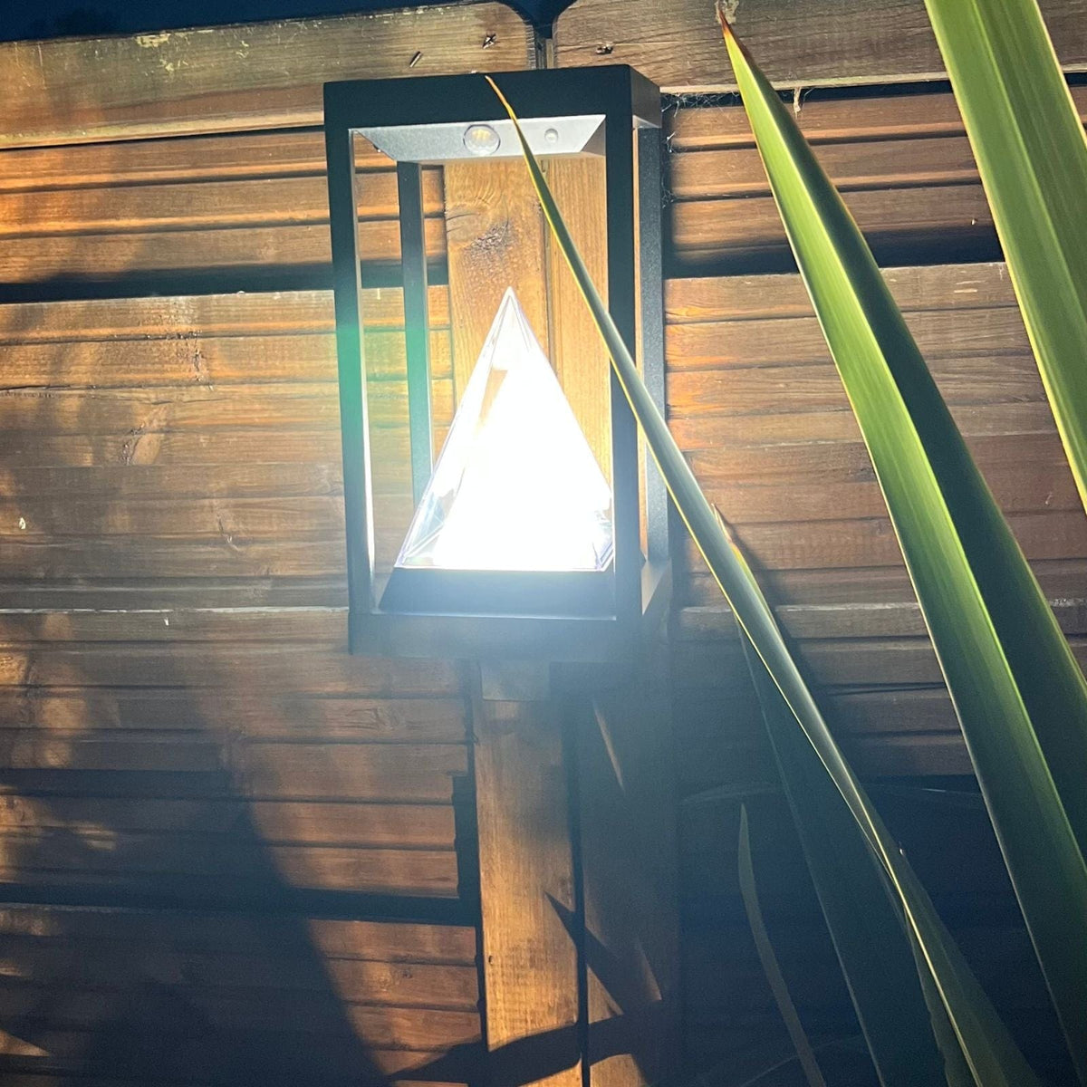 Elegant Solar Væglampe i Rustfrit Stål med Høj Lysudgang på 600 Lumen-3