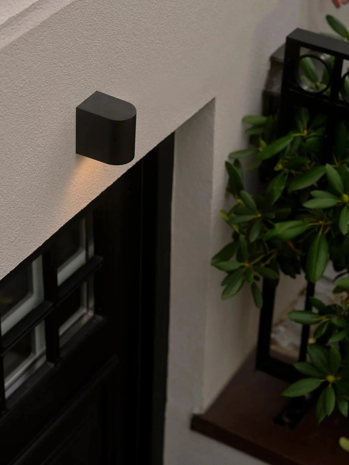Elegant Udendørs Væglampe i Aluminium og Glas med LED Belysning-3