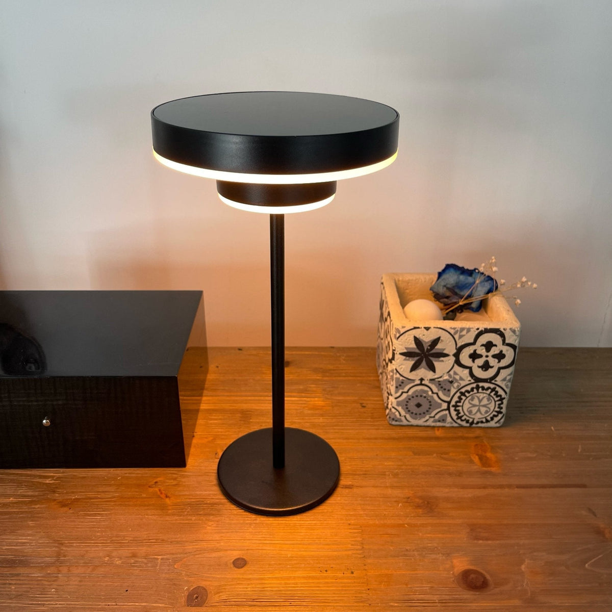 Elegant Solcelle Lampe til Udendørs Belysning - Justerbar Lysintensitet-1