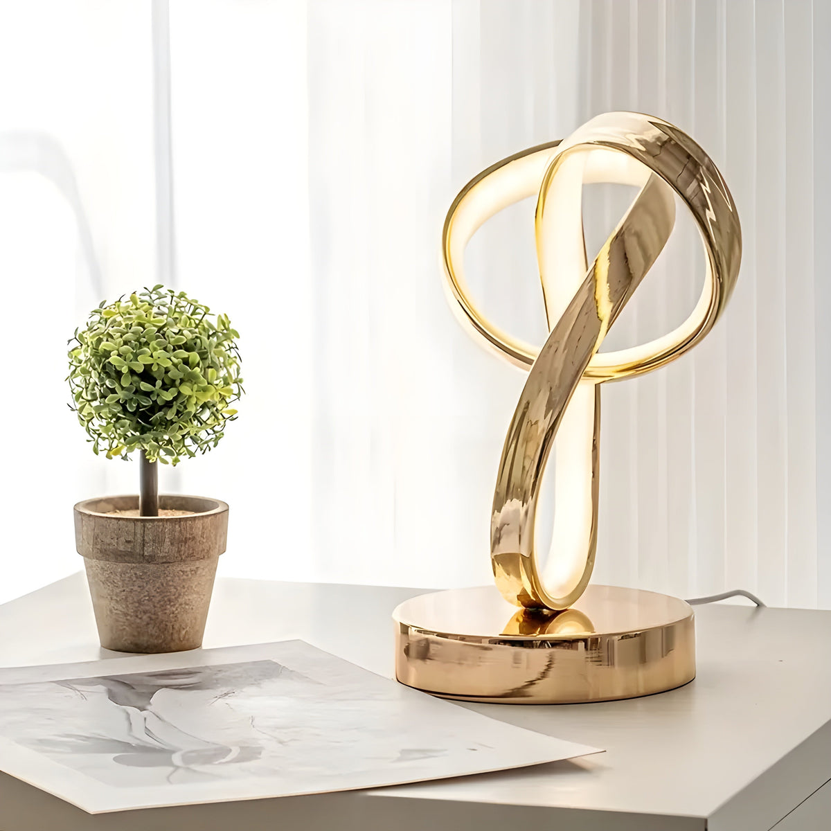 Elegant Guld Bordlampe | DecoGlow