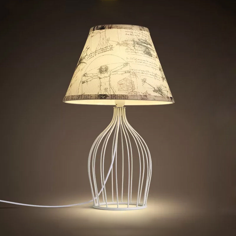 Traditionel Kegleformet Bordlampe med Trådkurvsfod | WireCage