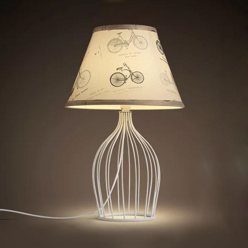 Traditionel Kegleformet Bordlampe med Trådkurvsfod | WireCage