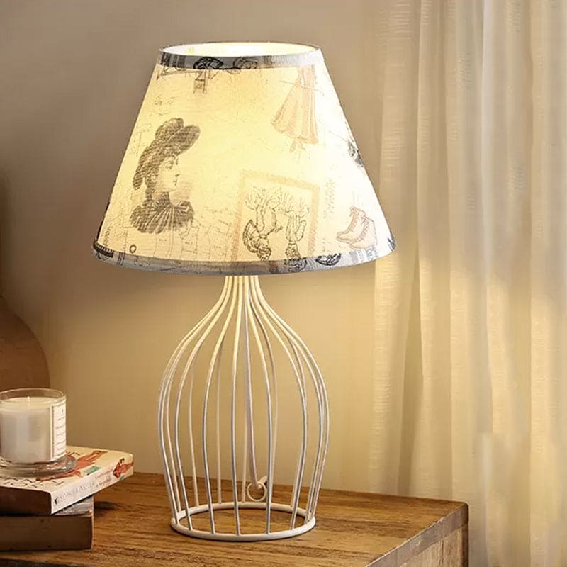 Traditionel Kegleformet Bordlampe med Trådkurvsfod | WireCage