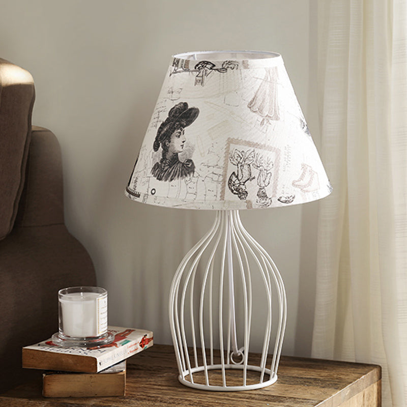 Traditionel Kegleformet Bordlampe med Trådkurvsfod | WireCage