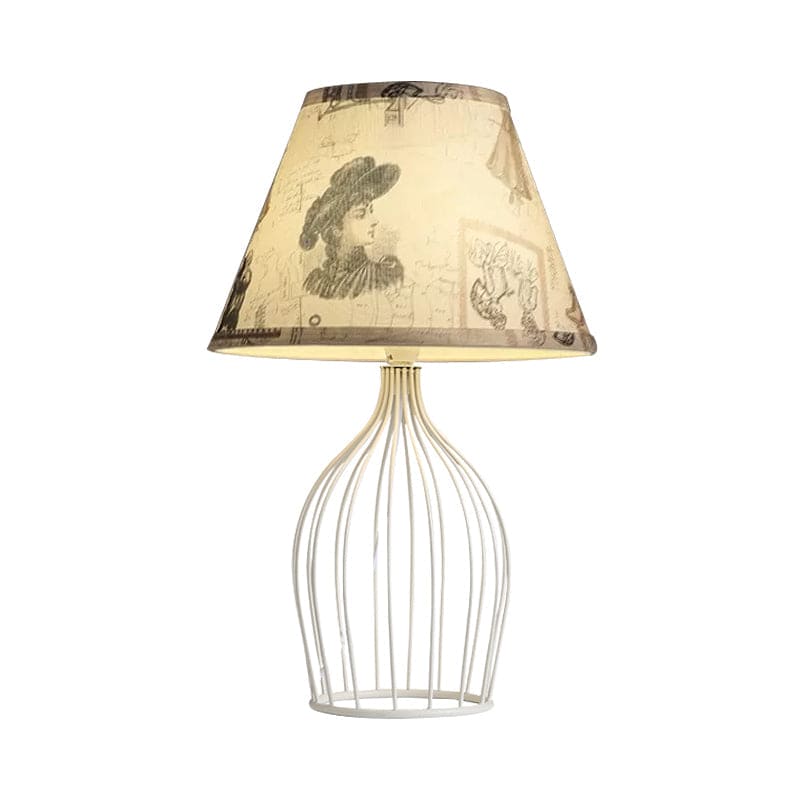 Traditionel Kegleformet Bordlampe med Trådkurvsfod | WireCage