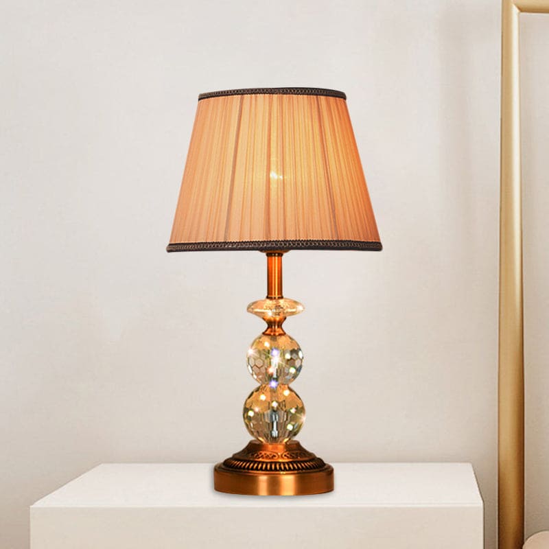 Bordlampe med Taperet Form og Facetslebne Krystalkugler | CrystalGlow