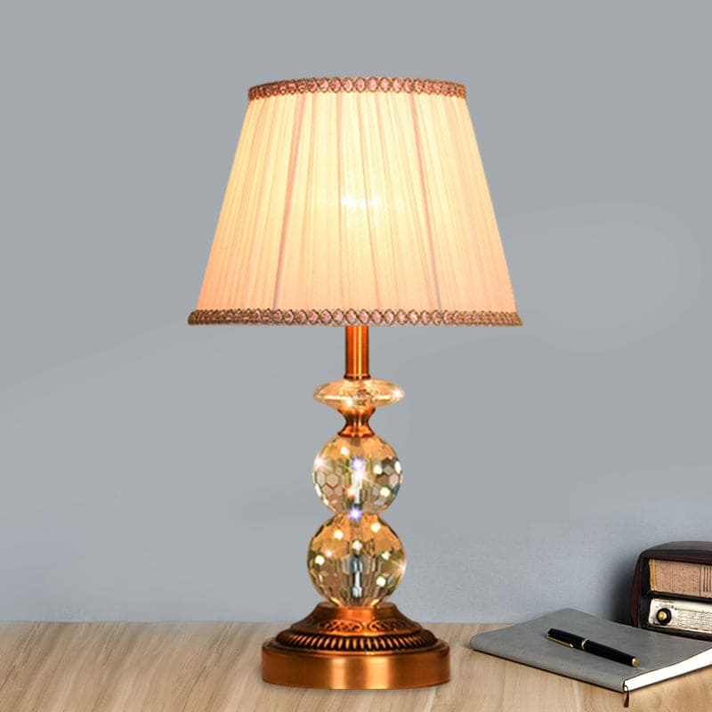 Bordlampe med Taperet Form og Facetslebne Krystalkugler | CrystalGlow