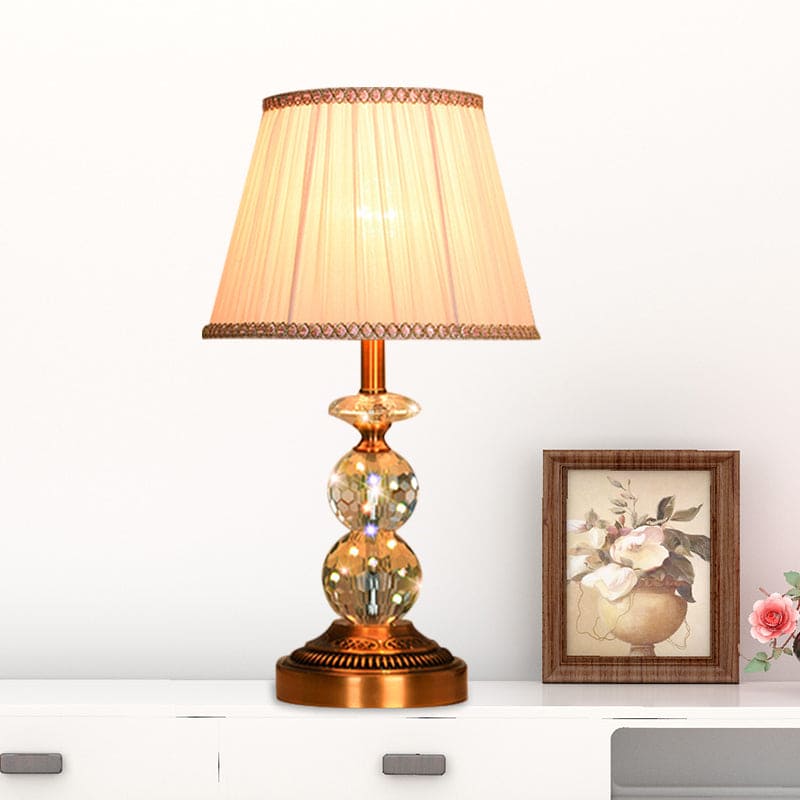Bordlampe med Taperet Form og Facetslebne Krystalkugler | CrystalGlow