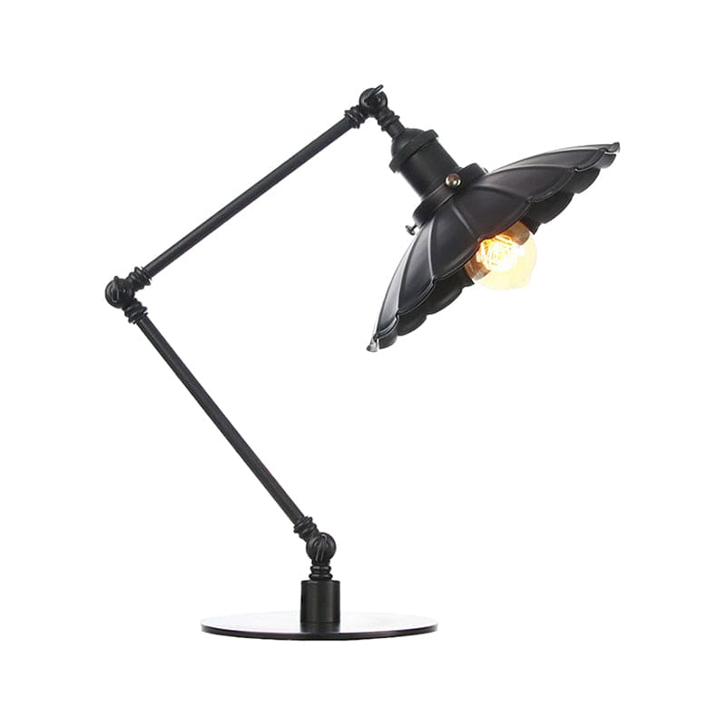 Justerbar Vintage Lampe med Skulpteret Metalkuppel | SculptedVintage