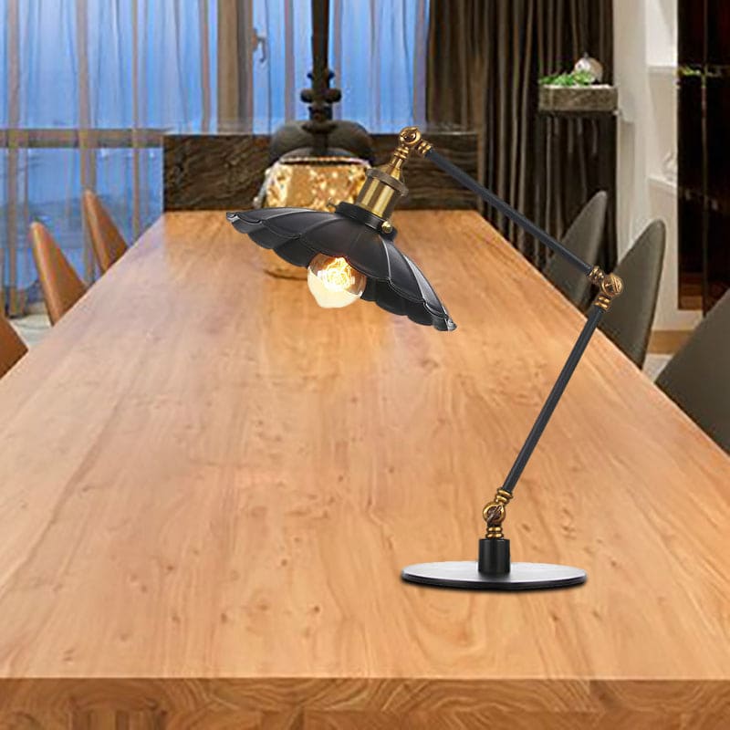 Justerbar Vintage Lampe med Skulpteret Metalkuppel | SculptedVintage