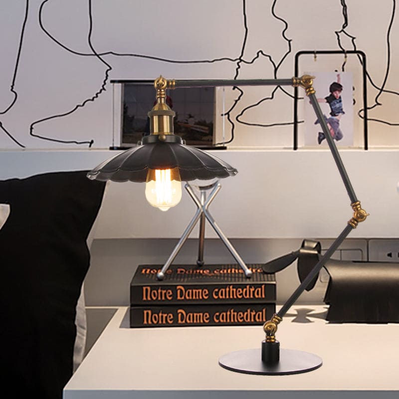 Justerbar Vintage Lampe med Skulpteret Metalkuppel | SculptedVintage