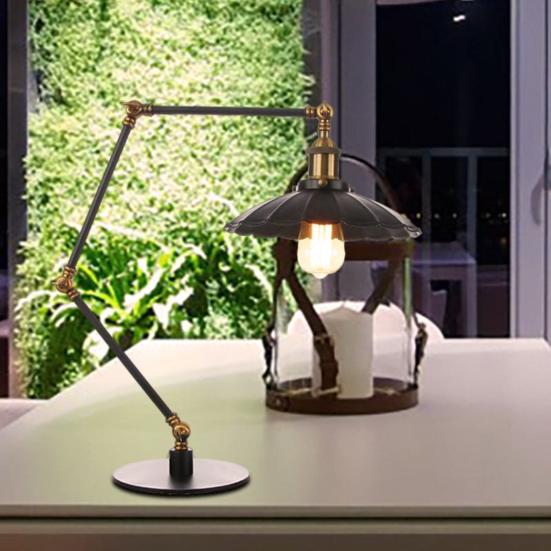 Justerbar Vintage Lampe med Skulpteret Metalkuppel | SculptedVintage