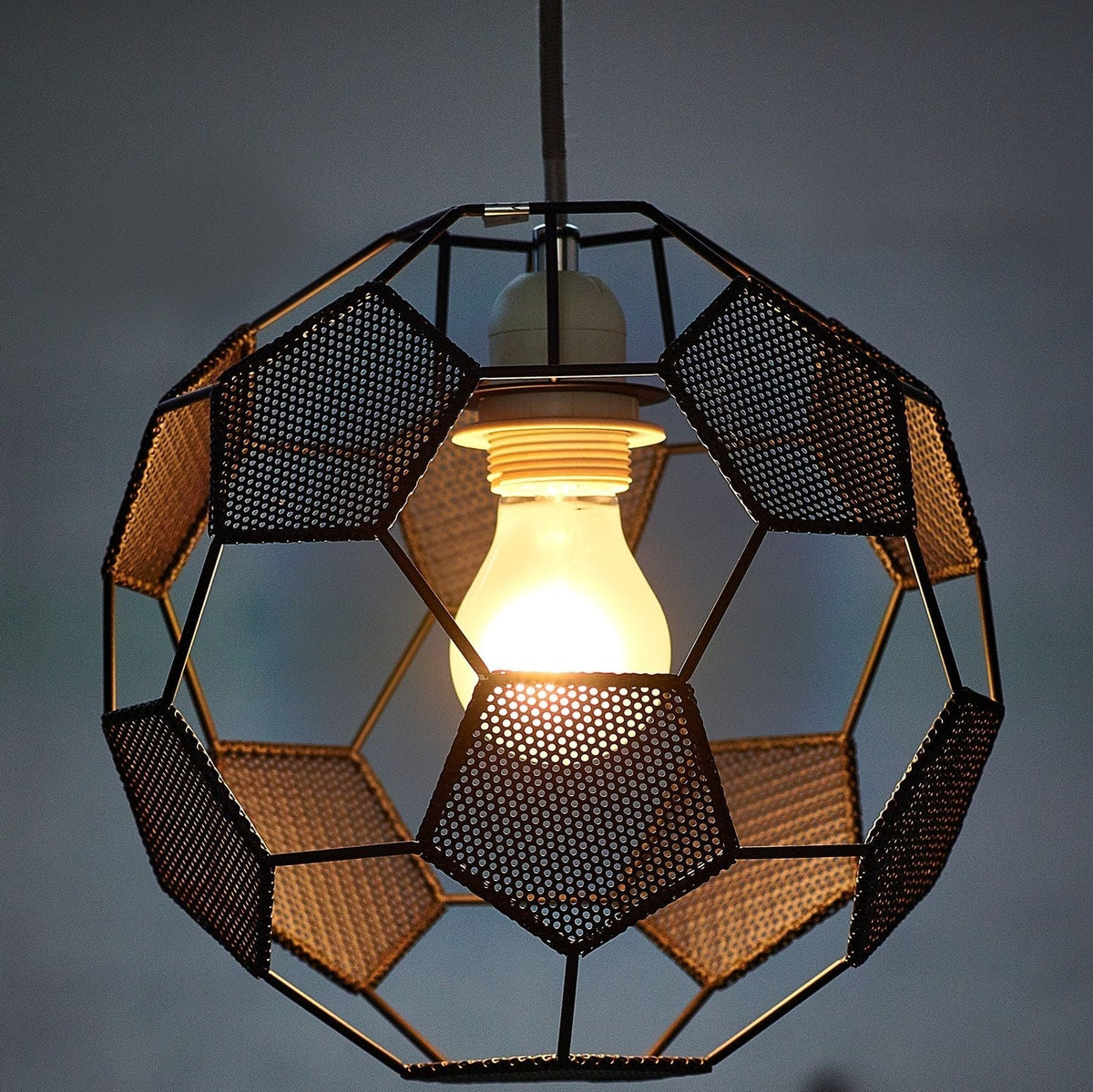 LumièreBalle - Loftlampe i Fodboldform