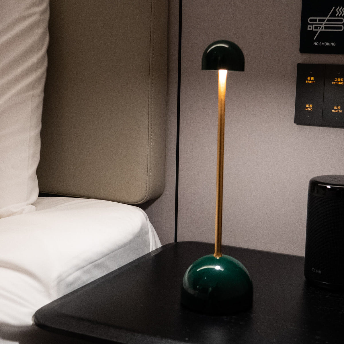 Trådløs LED Bordlampe – Moderne Design og Frihed | LuminaFlex