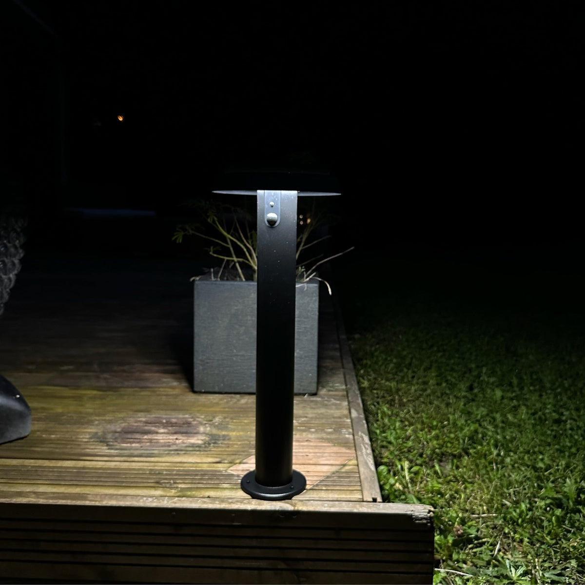 Elegant Solar Bollard med Justerbare Lysindstillinger til Udendørs Belysning-5