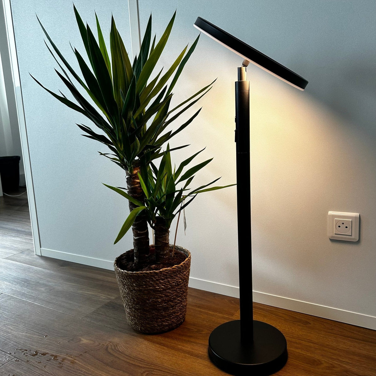 Solarlampe Med Justerbar Højde Og USB Opladning Til Indendørs Og Udendørs Brug-6